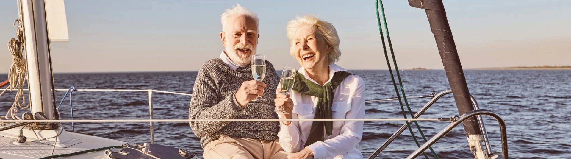 Mann und Frau trinken Champagner auf einem Boot im Wasser