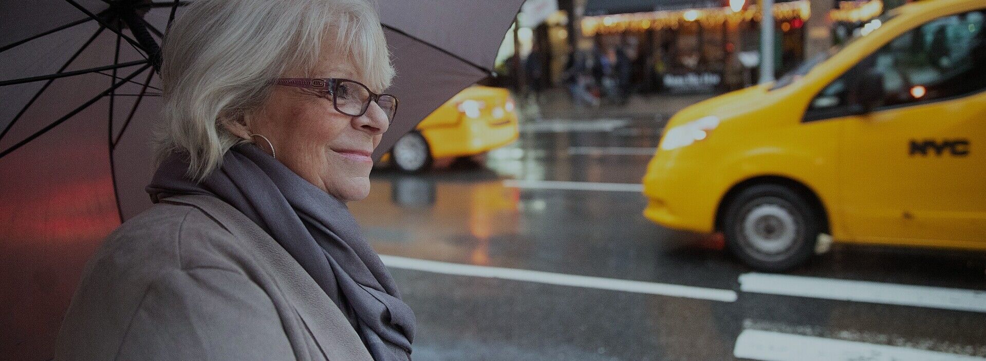 Grinsende Frau mit Regenschirm in New York City