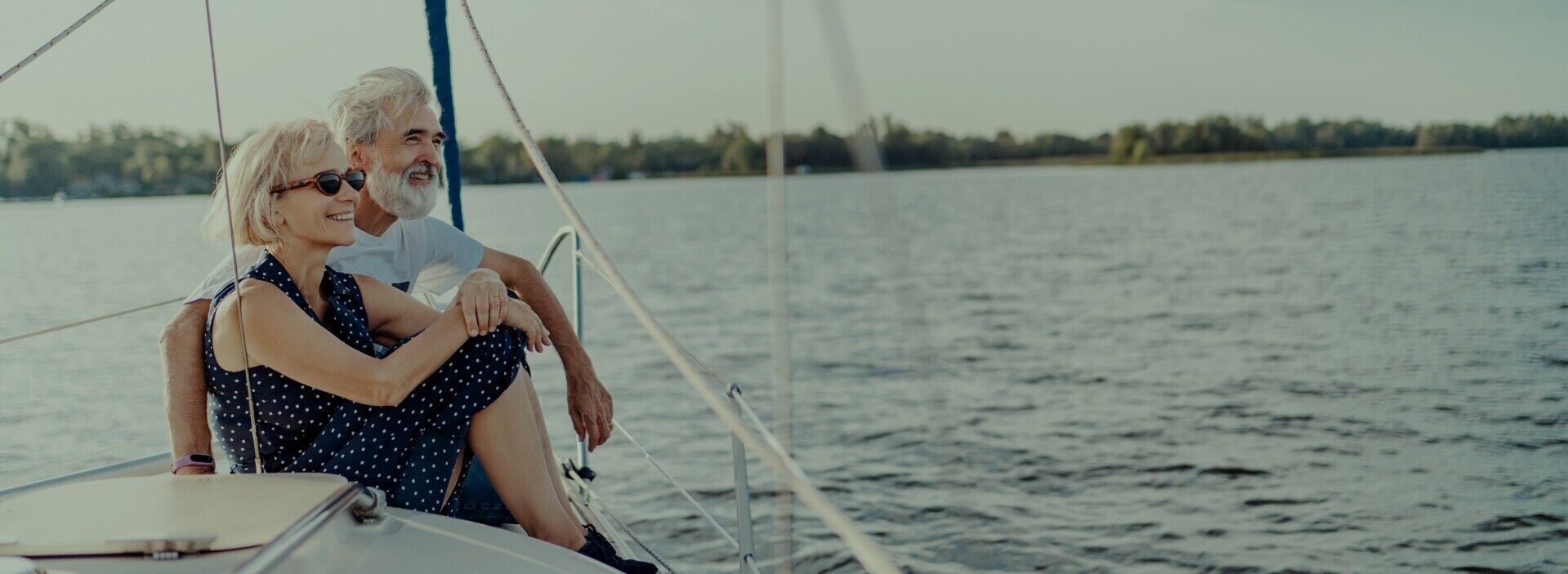 Mann und Frau sitzend auf einem Boot im Wasser