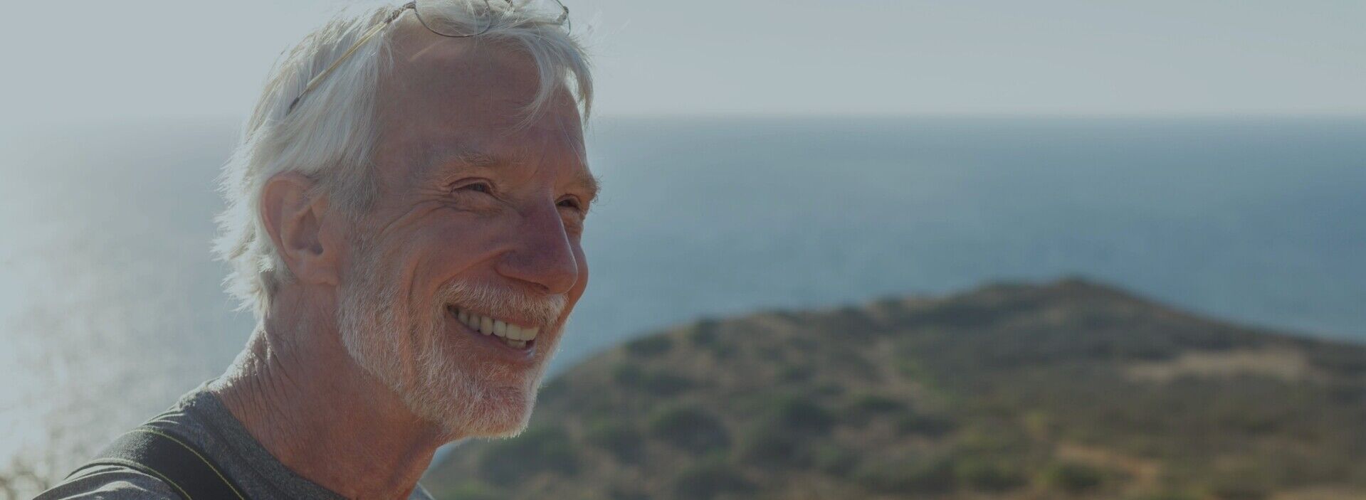 Lächelnder Mann am Meer