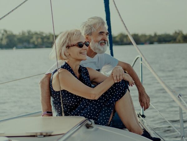 Mann und Frau sitzend auf einem Boot im Wasser