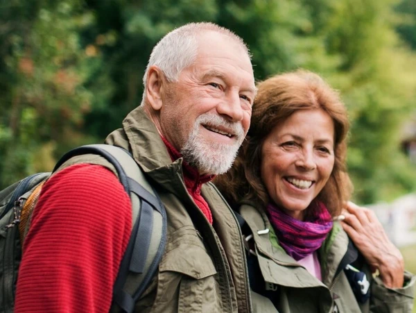Mann und Frau im Wald neben einem Fluss