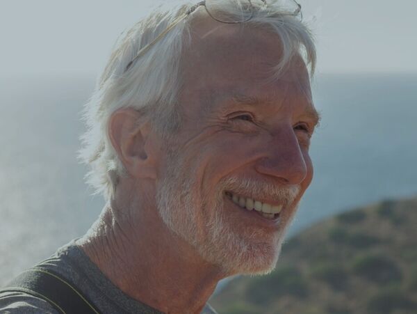 Lächelnder Mann am Meer