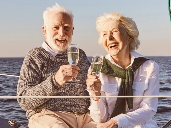 Mann und Frau trinken Champagner auf einem Boot im Wasser